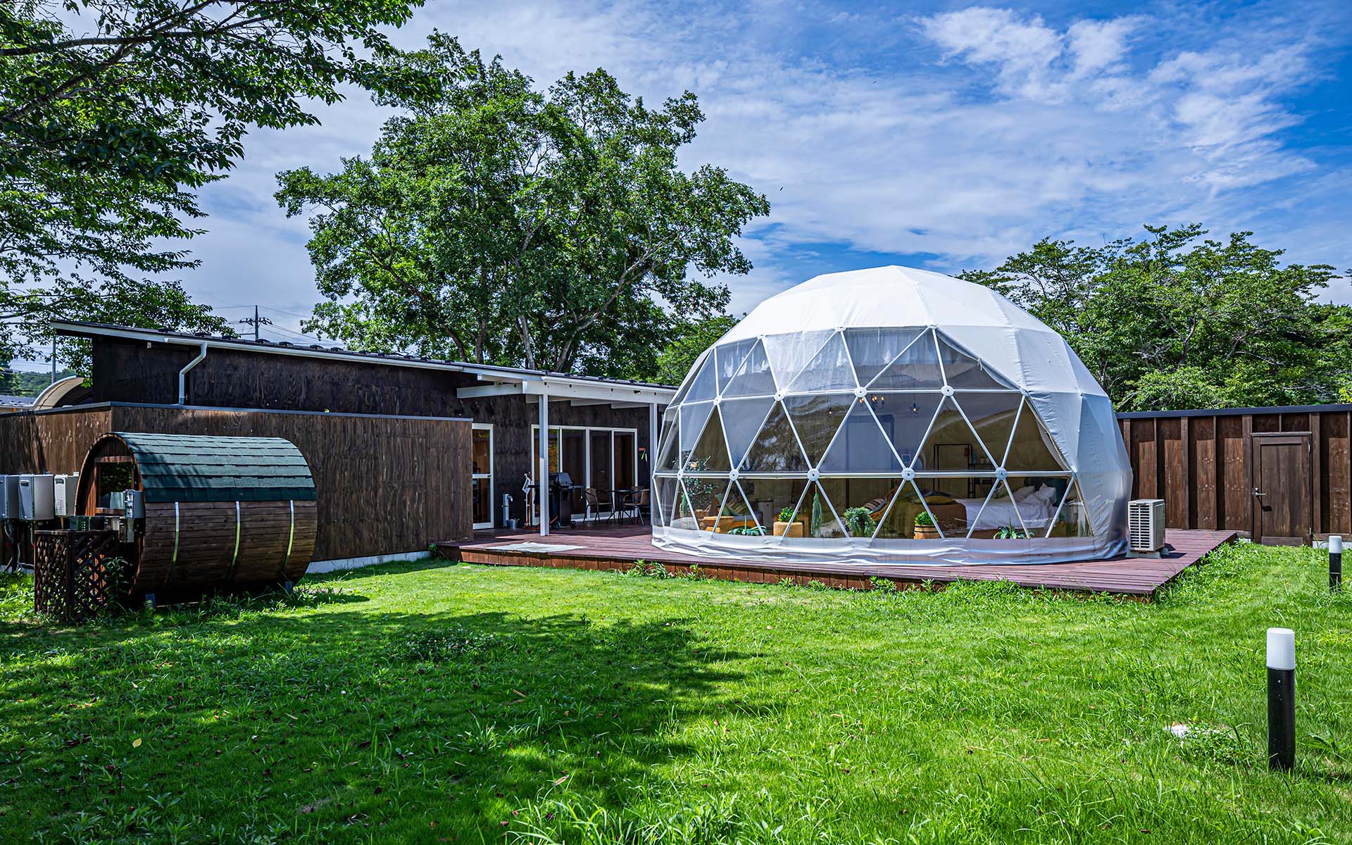 空と緑に癒やされる、全棟プライベートサウナ